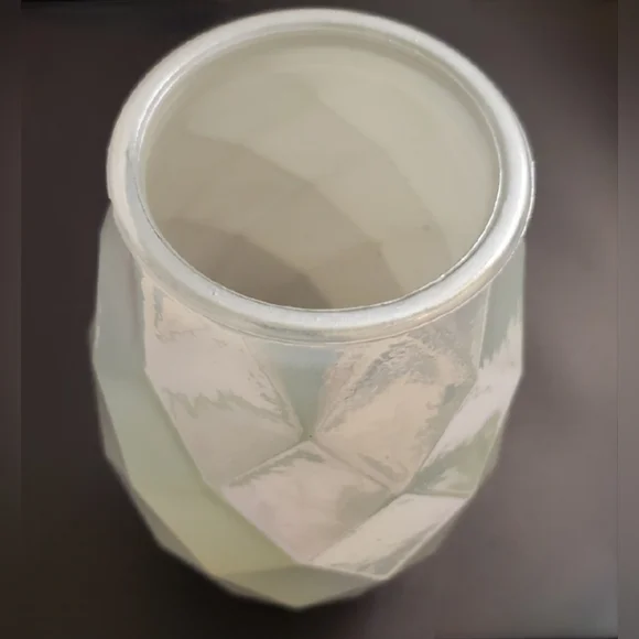 ✨️ Irredescent Pearl w/ Light Green Undertone 8 1/2" Modern Diamond Vase - Picture 4 of 10